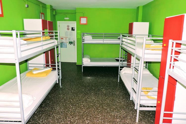 hostel camp nou yellow nest