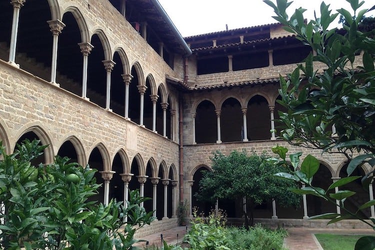 Pedralbes monastery courtyard