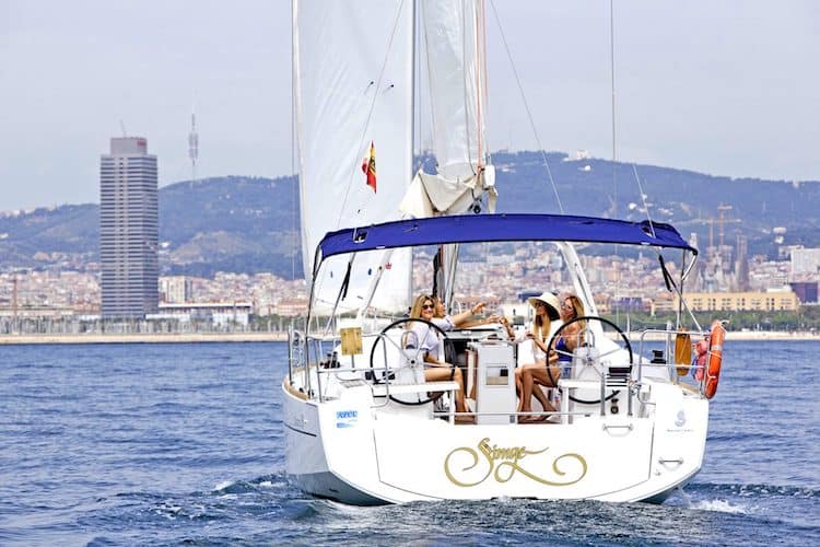 Explore the coast of Barcelona with a 1-hour sailing trip. You will enjoy this unique experience on a modern sailboat, accompanied by a small group of people and your personal skipper.